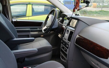 Chrysler Town & Country V рестайлинг, 2010 год, 1 499 000 рублей, 15 фотография