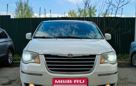 Chrysler Town & Country V рестайлинг, 2010 год, 1 499 000 рублей, 6 фотография