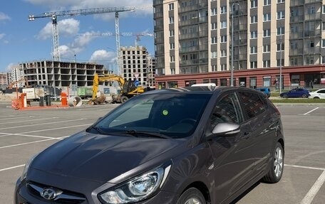 Hyundai Solaris II рестайлинг, 2012 год, 800 000 рублей, 3 фотография
