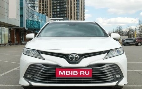 Toyota Camry, 2018 год, 2 462 000 рублей, 1 фотография