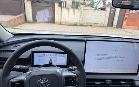 Toyota RAV4, 2026 год, 4 249 000 рублей, 21 фотография