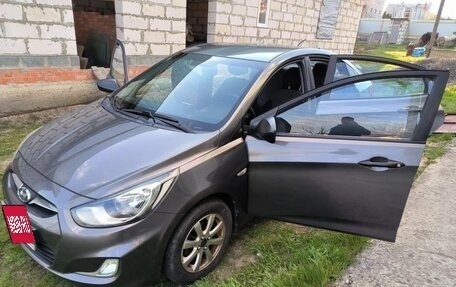Hyundai Solaris II рестайлинг, 2013 год, 950 000 рублей, 24 фотография