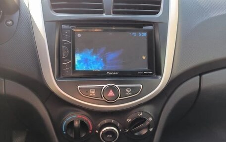 Hyundai Solaris II рестайлинг, 2013 год, 950 000 рублей, 39 фотография