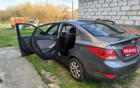 Hyundai Solaris II рестайлинг, 2013 год, 950 000 рублей, 32 фотография