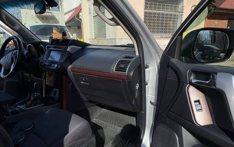 Toyota Land Cruiser Prado 150 рестайлинг 2, 2015 год, 3 900 000 рублей, 14 фотография
