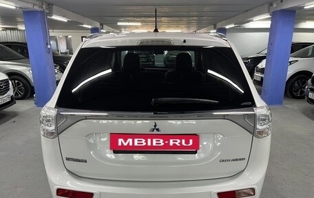 Mitsubishi Outlander III рестайлинг 3, 2014 год, 1 625 000 рублей, 6 фотография