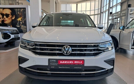 Volkswagen Tiguan II, 2021 год, 2 660 000 рублей, 2 фотография
