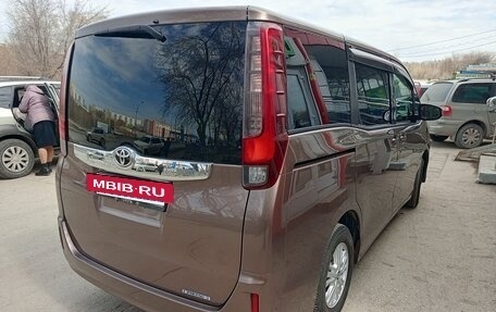 Toyota Noah III, 2014 год, 1 830 000 рублей, 7 фотография