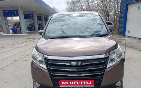 Toyota Noah III, 2014 год, 1 830 000 рублей, 5 фотография