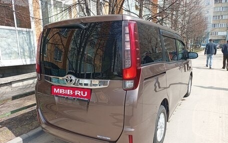 Toyota Noah III, 2014 год, 1 830 000 рублей, 24 фотография