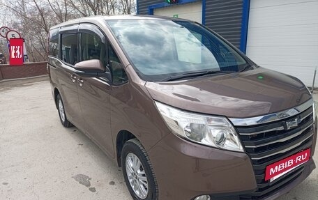 Toyota Noah III, 2014 год, 1 830 000 рублей, 2 фотография