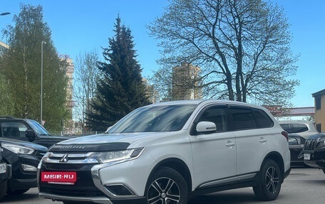 Mitsubishi Outlander III рестайлинг 3, 2017 год, 1 689 000 рублей, 3 фотография