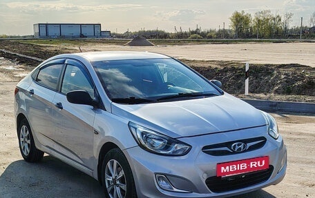 Hyundai Solaris II рестайлинг, 2013 год, 620 000 рублей, 3 фотография