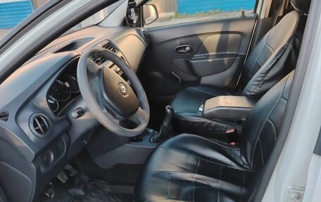 Renault Logan II, 2017 год, 500 000 рублей, 4 фотография