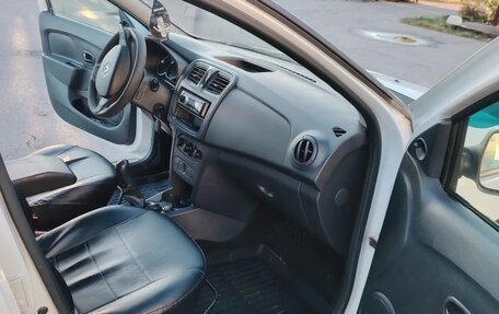 Renault Logan II, 2017 год, 500 000 рублей, 2 фотография