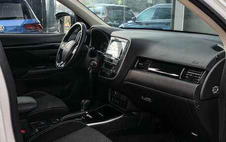 Mitsubishi Outlander III рестайлинг 3, 2019 год, 2 150 000 рублей, 7 фотография