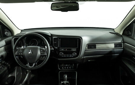 Mitsubishi Outlander III рестайлинг 3, 2020 год, 2 499 700 рублей, 13 фотография
