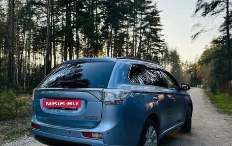 Mitsubishi Outlander III рестайлинг 3, 2014 год, 2 080 000 рублей, 9 фотография