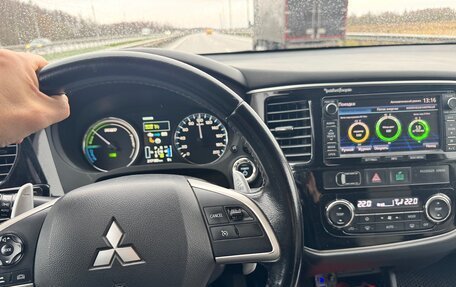 Mitsubishi Outlander III рестайлинг 3, 2014 год, 2 080 000 рублей, 14 фотография