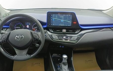 Toyota C-HR I рестайлинг, 2022 год, 1 660 000 рублей, 9 фотография
