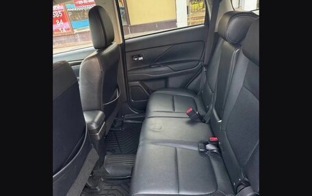 Mitsubishi Outlander III рестайлинг 3, 2017 год, 1 880 000 рублей, 4 фотография