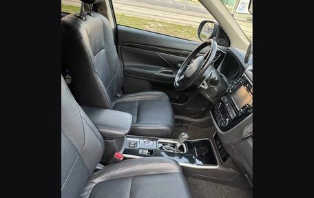 Mitsubishi Outlander III рестайлинг 3, 2017 год, 1 880 000 рублей, 3 фотография