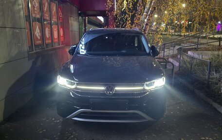 Volkswagen Tiguan II, 2022 год, 4 000 000 рублей, 2 фотография