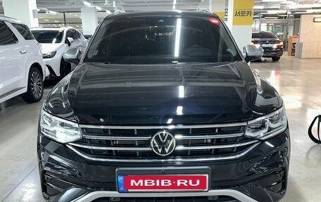 Volkswagen Tiguan II, 2022 год, 4 000 000 рублей, 34 фотография
