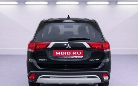 Mitsubishi Outlander III рестайлинг 3, 2018 год, 1 790 000 рублей, 3 фотография