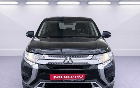 Mitsubishi Outlander III рестайлинг 3, 2018 год, 1 790 000 рублей, 2 фотография