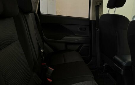 Mitsubishi Outlander III рестайлинг 3, 2018 год, 1 790 000 рублей, 13 фотография