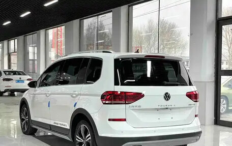 Volkswagen Touran III, 2023 год, 1 430 000 рублей, 6 фотография