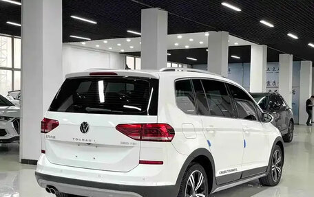 Volkswagen Touran III, 2023 год, 1 430 000 рублей, 4 фотография