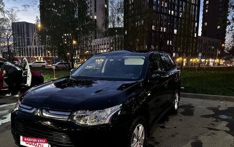 Mitsubishi Outlander III рестайлинг 3, 2013 год, 1 430 000 рублей, 8 фотография