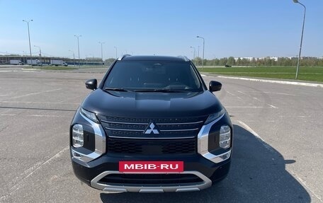 Mitsubishi Outlander, 2023 год, 3 600 000 рублей, 4 фотография