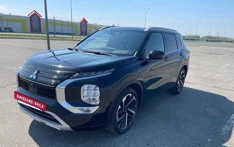 Mitsubishi Outlander, 2023 год, 3 600 000 рублей, 2 фотография