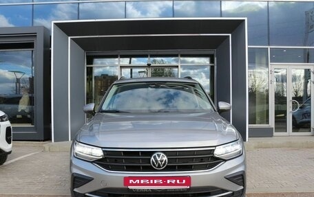Volkswagen Tiguan II, 2021 год, 2 660 000 рублей, 2 фотография