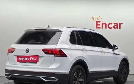 Volkswagen Tiguan II, 2022 год, 2 692 000 рублей, 2 фотография