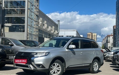 Mitsubishi Outlander III рестайлинг 3, 2021 год, 2 599 000 рублей, 3 фотография