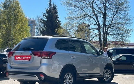 Mitsubishi Outlander III рестайлинг 3, 2021 год, 2 599 000 рублей, 4 фотография