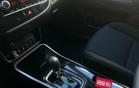 Mitsubishi Outlander III рестайлинг 3, 2021 год, 2 599 000 рублей, 11 фотография