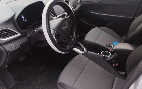 Hyundai Solaris II рестайлинг, 2018 год, 1 300 000 рублей, 19 фотография
