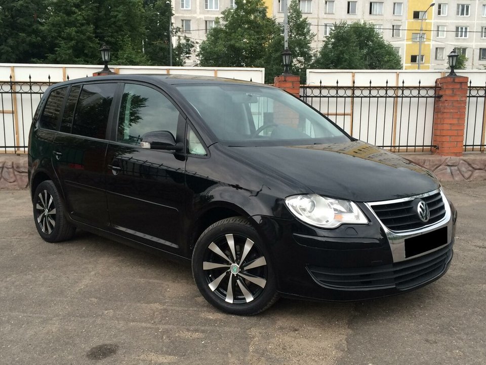Volkswagen Touran II, 2010 год, 300 000 рублей, 2 фотография