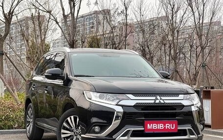 Mitsubishi Outlander III рестайлинг 3, 2022 год, 1 800 999 рублей, 1 фотография