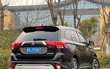 Mitsubishi Outlander III рестайлинг 3, 2022 год, 1 800 999 рублей, 4 фотография