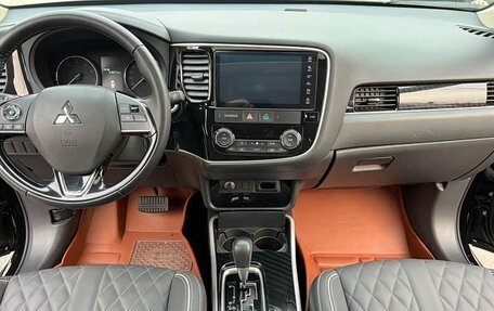 Mitsubishi Outlander III рестайлинг 3, 2022 год, 1 800 999 рублей, 7 фотография