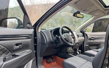 Mitsubishi Outlander III рестайлинг 3, 2022 год, 1 800 999 рублей, 8 фотография