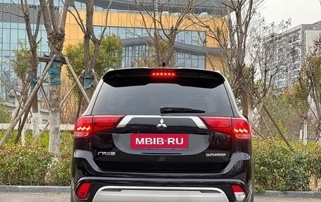 Mitsubishi Outlander III рестайлинг 3, 2022 год, 1 800 999 рублей, 5 фотография