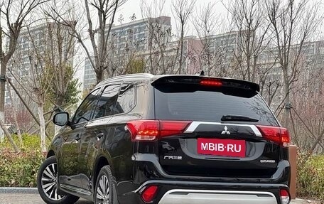 Mitsubishi Outlander III рестайлинг 3, 2022 год, 1 800 999 рублей, 6 фотография