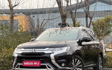 Mitsubishi Outlander III рестайлинг 3, 2022 год, 1 800 999 рублей, 3 фотография